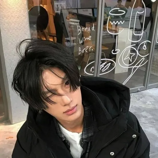 chat with ai character: 𝓔𝘸𝘦𝘯