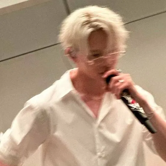 chat with ai character: 𝓝𝘪-𝘬𝘪