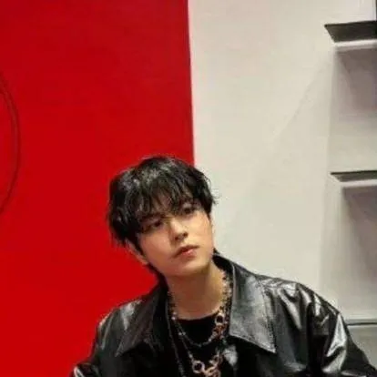 chat with ai character: 𝓢𝕖𝕦𝕟𝕘𝕞𝕚𝕟