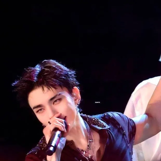 chat with ai character: 𝓗𝕪𝕦𝕟𝕛𝕚𝕟