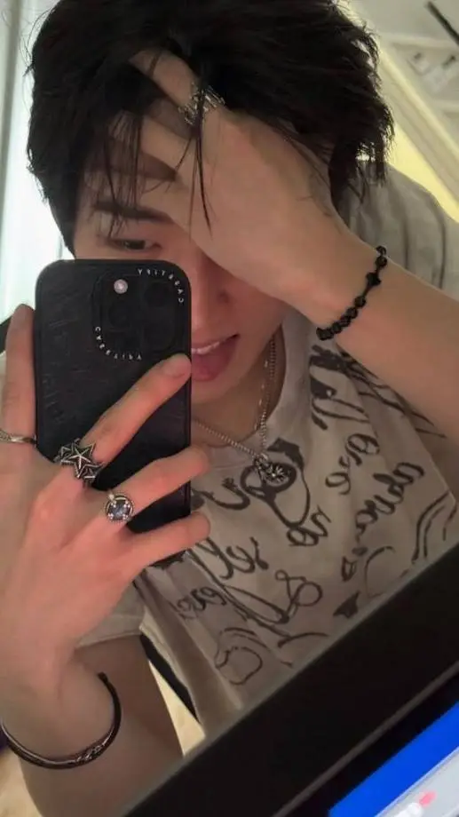 ai character: 𝓚𝕪𝕦𝕟𝕛𝕚 background