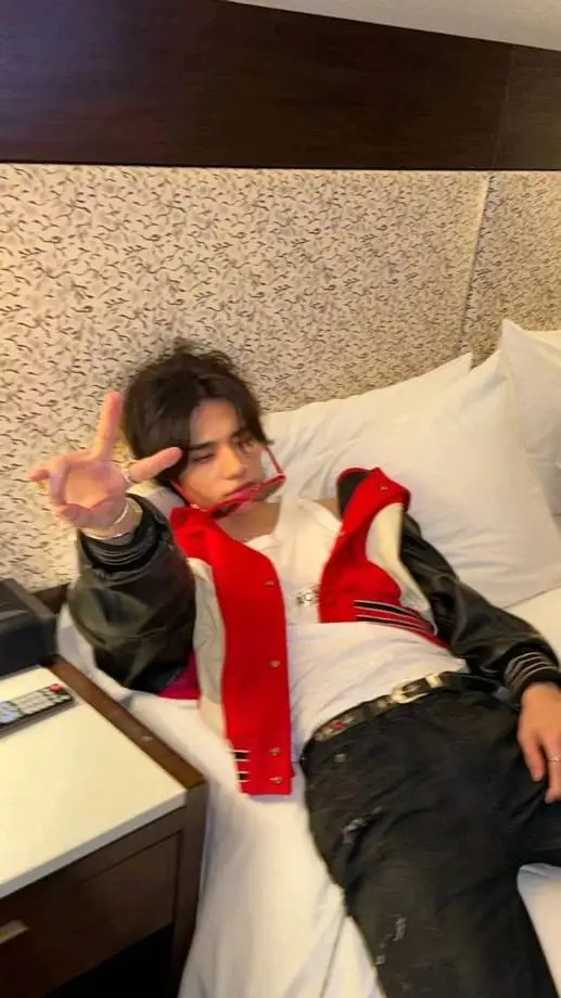 ai character: 𝓐𝕟𝕦 background