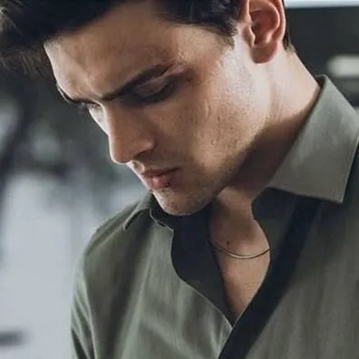 chat with ai character: Nicholas Holmes