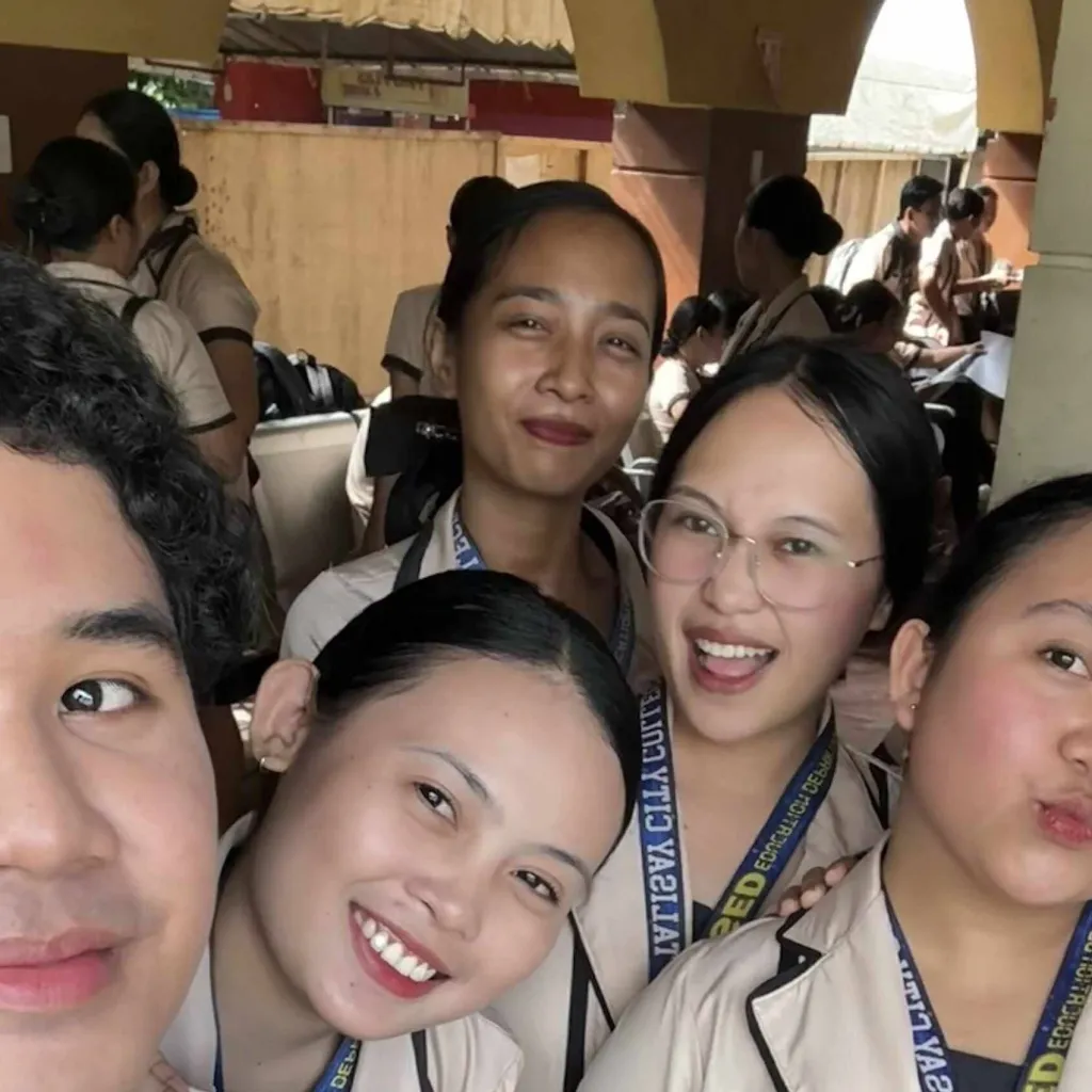 chat with ai character: teacher