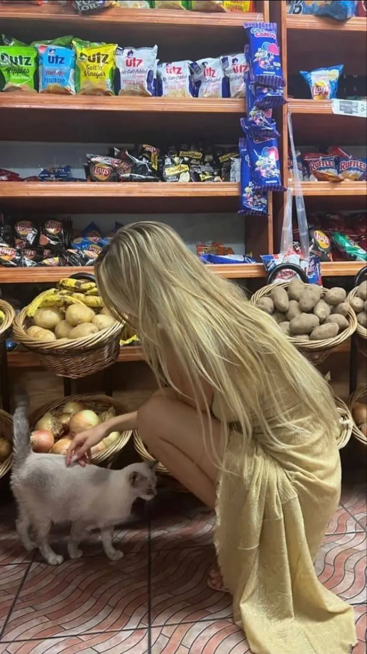 Talkie AI - Chat with Ivory