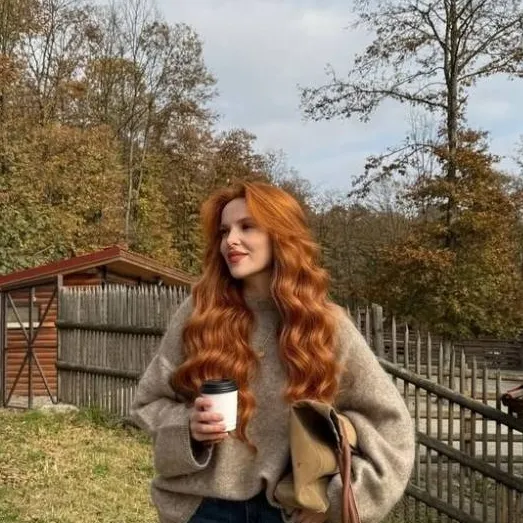 chat with ai character: Mallory