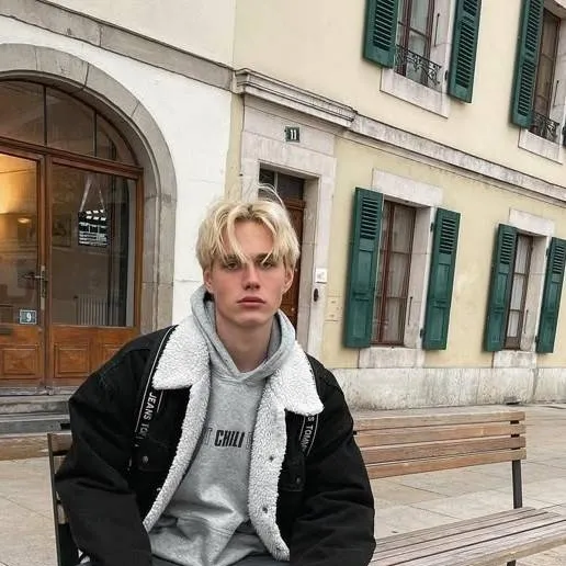 chat with ai character: Dalton