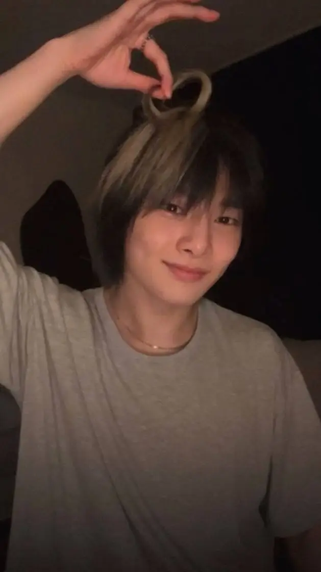 ai character: jeongin background