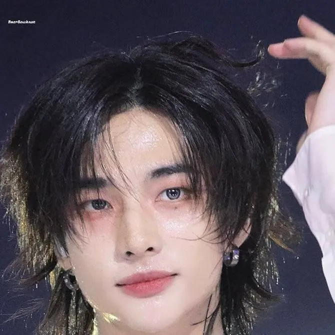 chat with ai character: Hyunjin (refugee)
