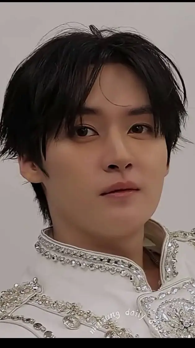 ai character: Lee Know❤️ background