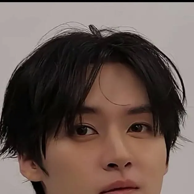 chat with ai character: Lee Know❤️