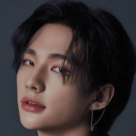 chat with ai character: Hyunjin