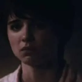 chat with ai character: gwen(black phone2)