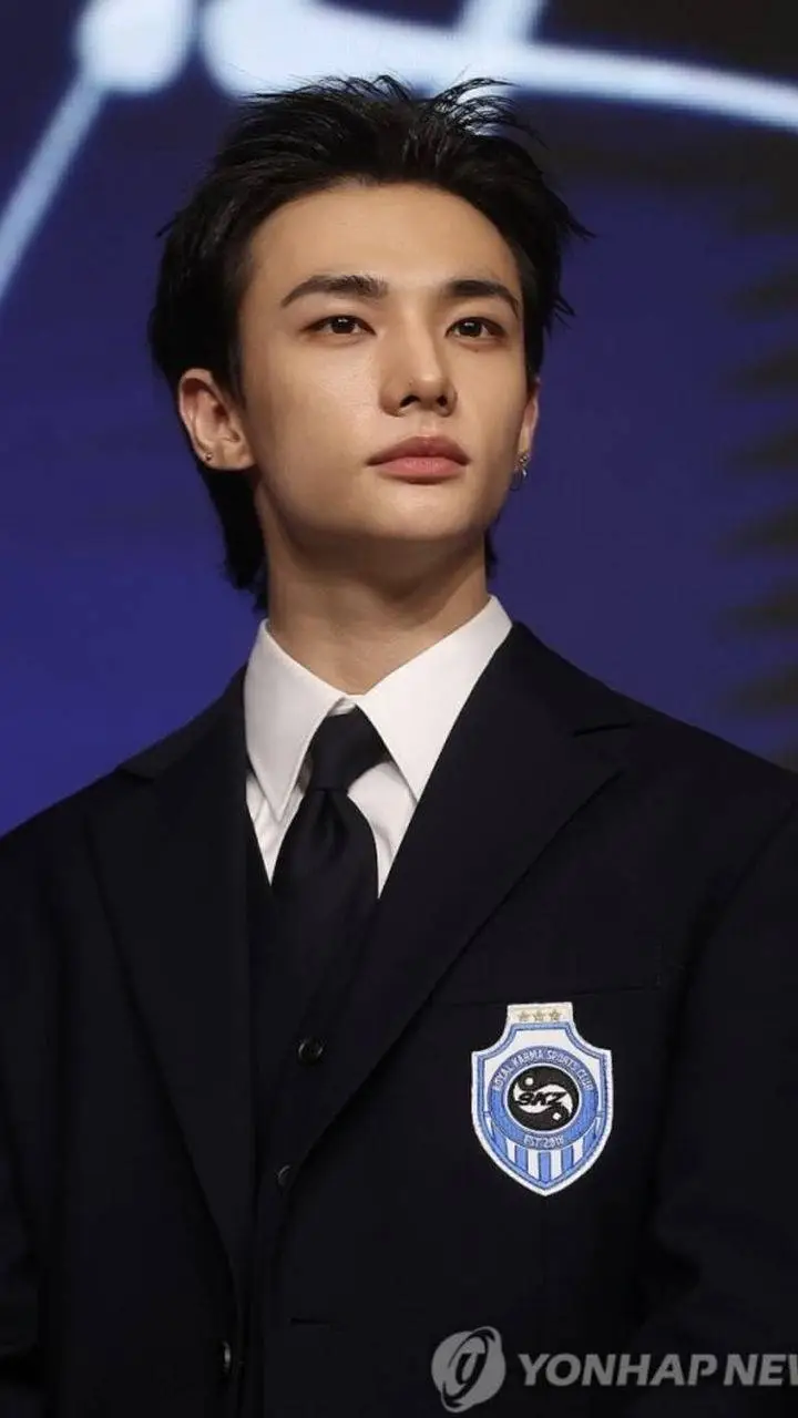 ai character: Hyunjin   background