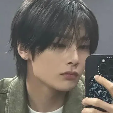 chat with ai character: I.N (Jeongin)