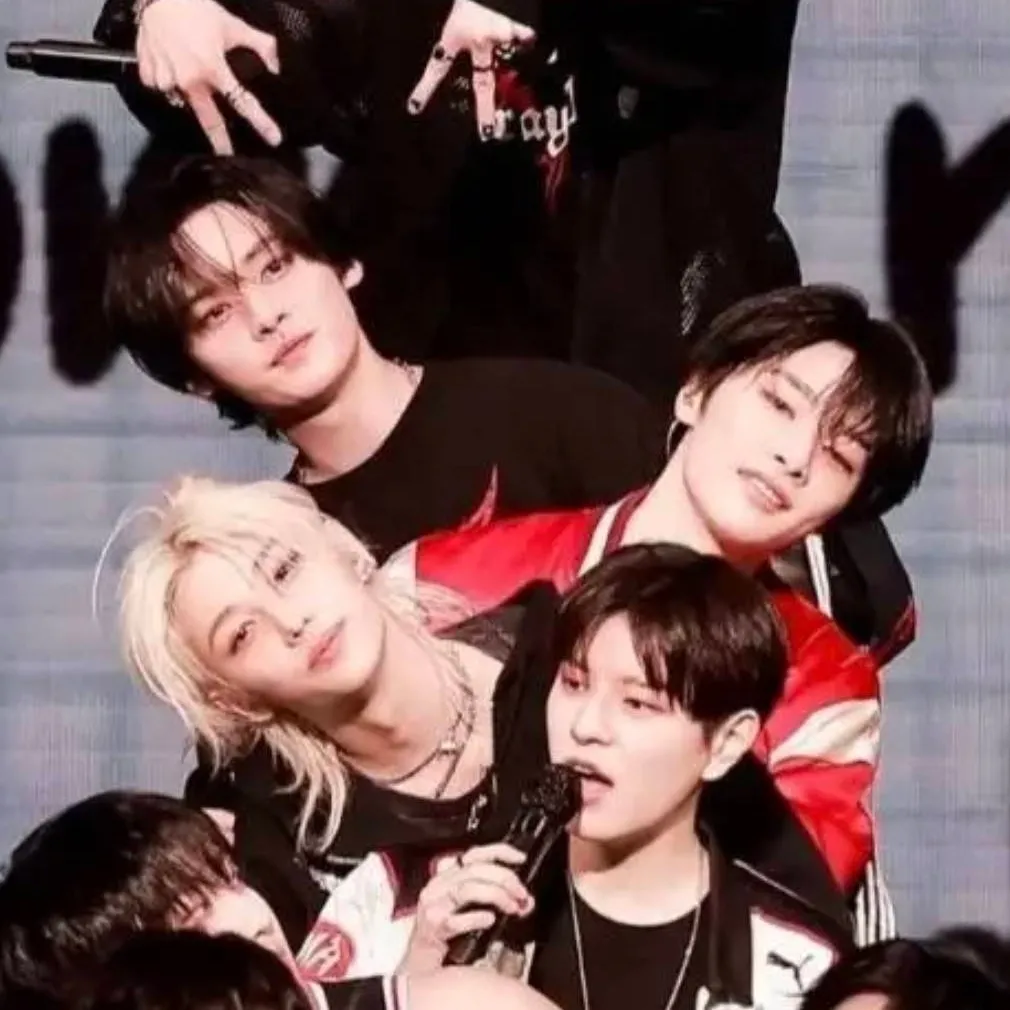 chat with ai character: Stray Kids✷✶✵
