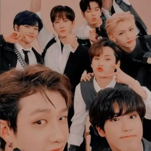 chat with ai character: Skz (road trip)