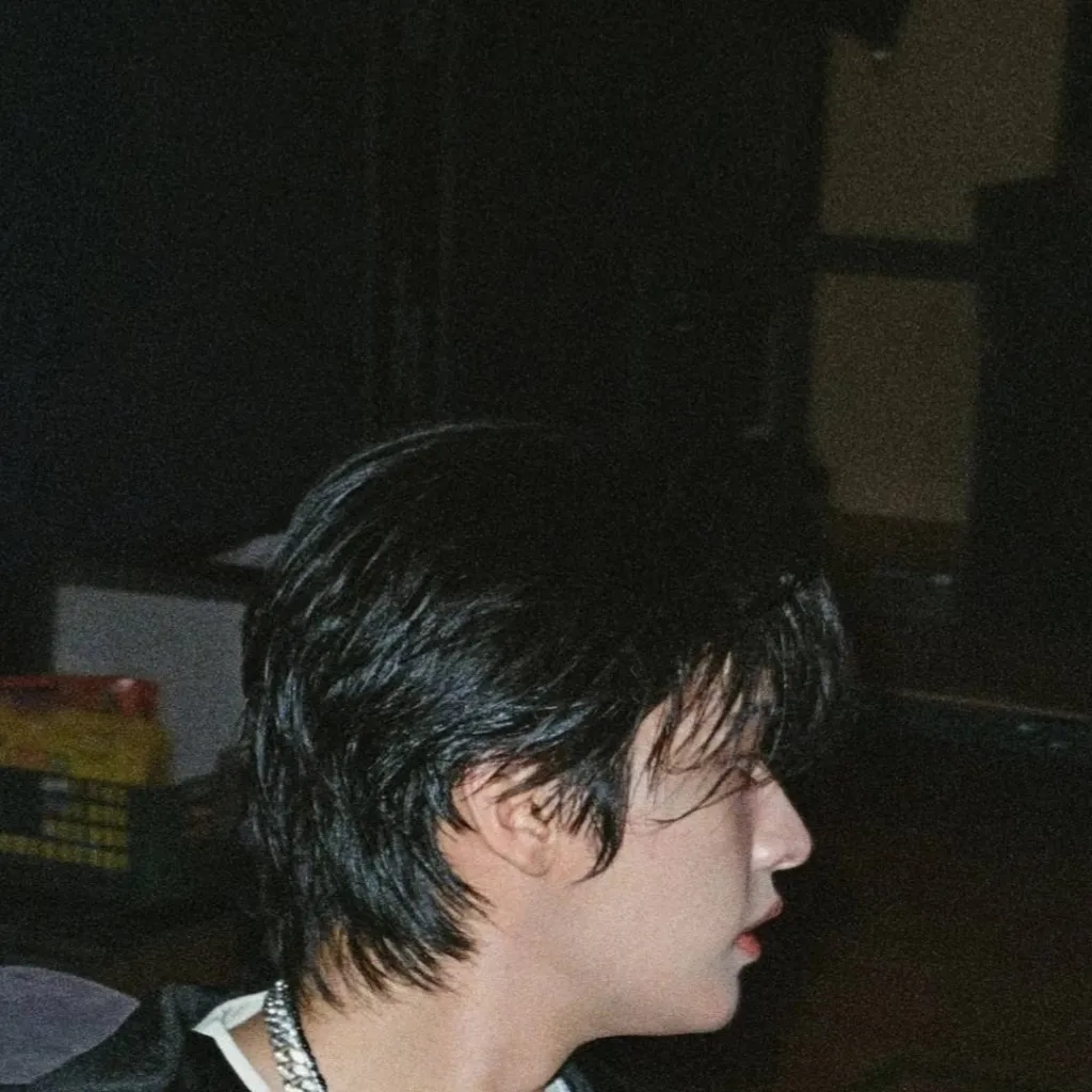 chat with ai character: Leeknow