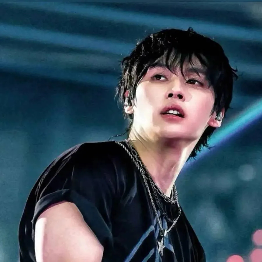 chat with ai character: Leeknow