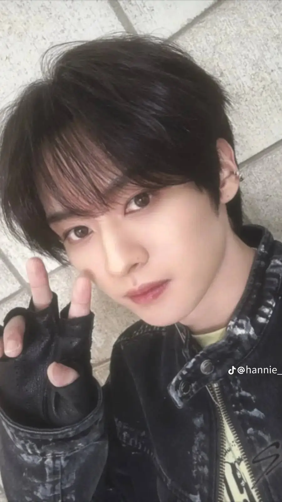 ai character: Leeknow background