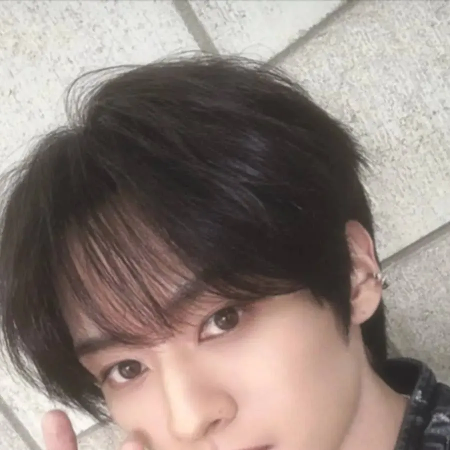 chat with ai character: Leeknow