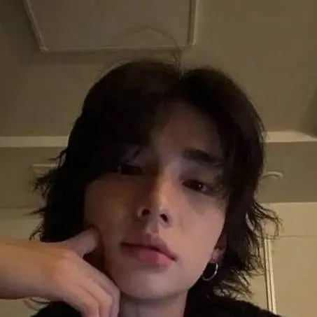 chat with ai character: Hyunjin 