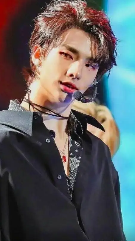 ai character: hyunjin  background