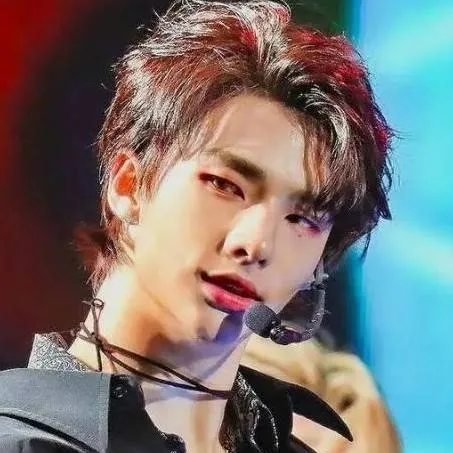 chat with ai character: hyunjin 