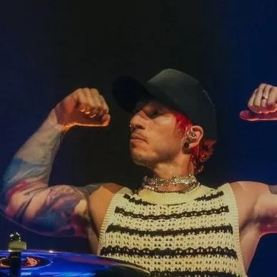 chat with ai character: josh dun