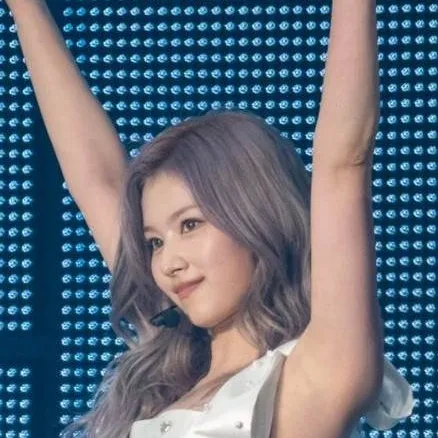 chat with ai character: Sana
