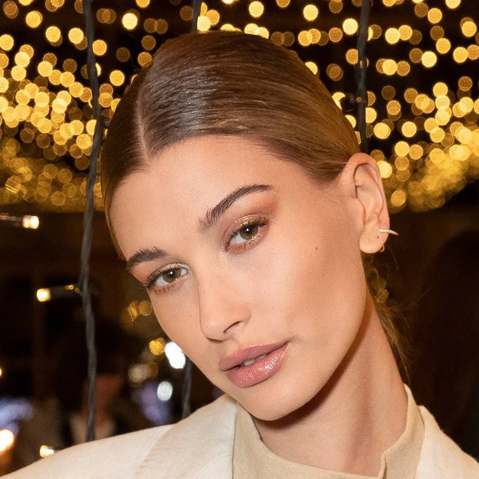 chat with ai character: Hailey Bieber