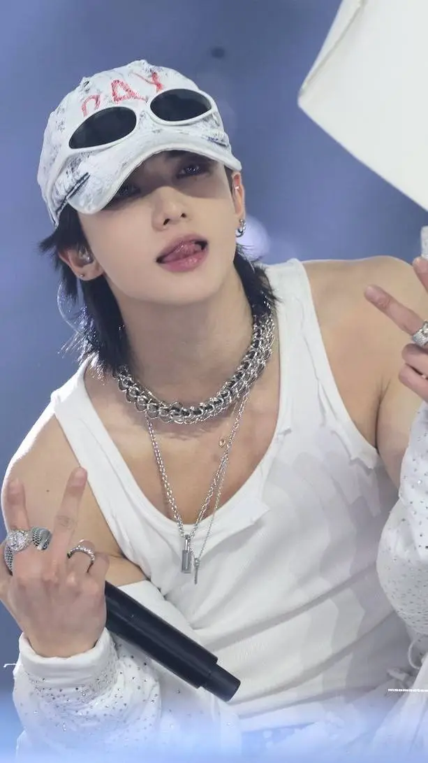 ai character: Hyunjin  background