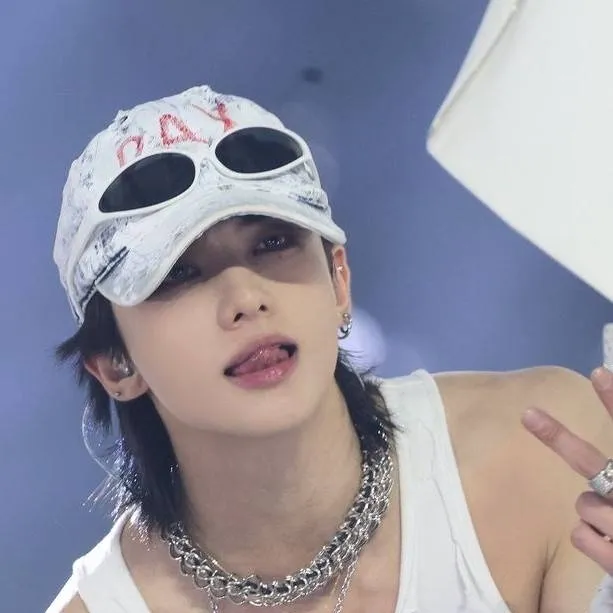 chat with ai character: Hyunjin 