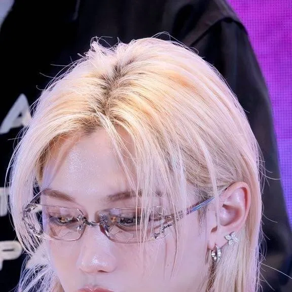 chat with ai character: felix