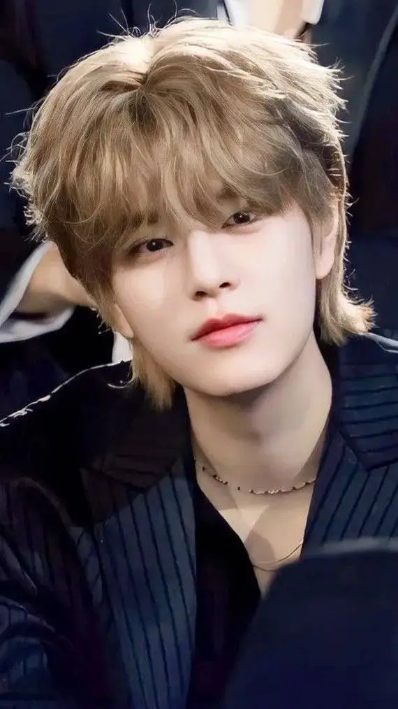 ai character: Seungmin  background