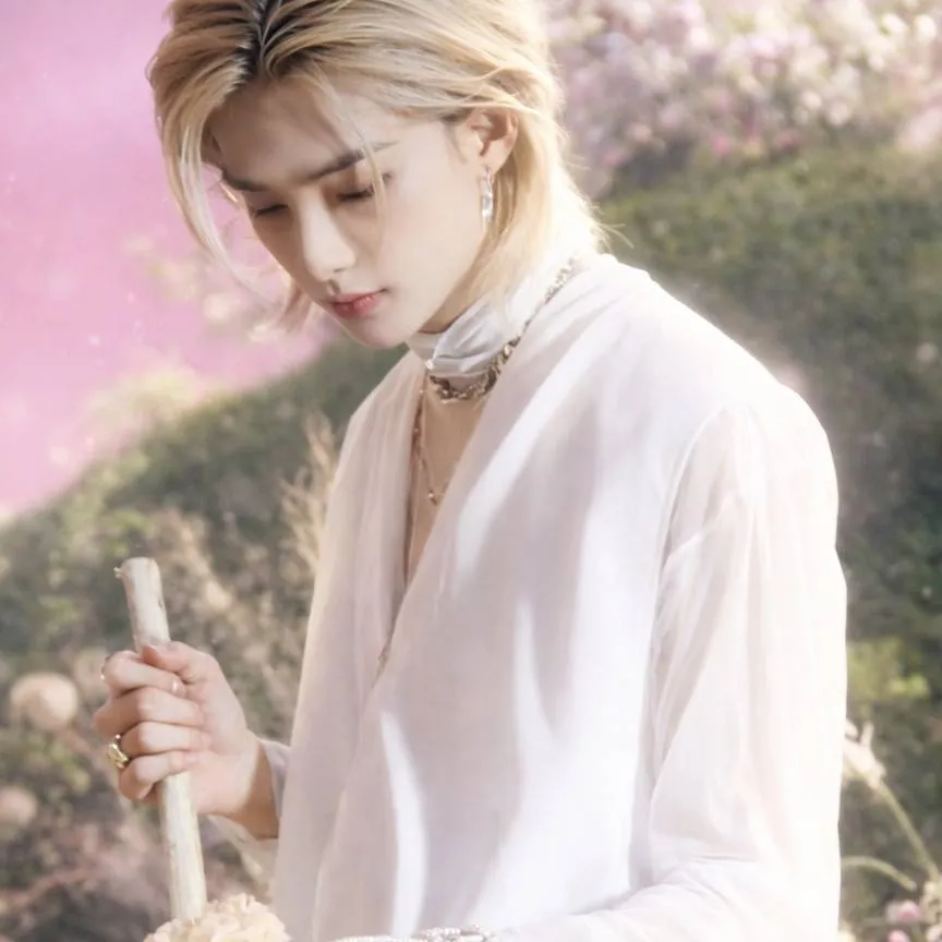 chat with ai character: hyunjin 