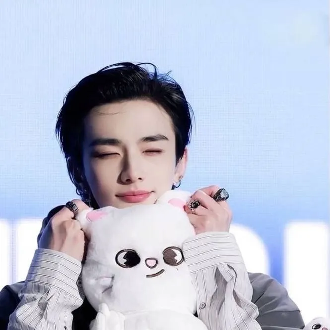 chat with ai character: hyunjin 