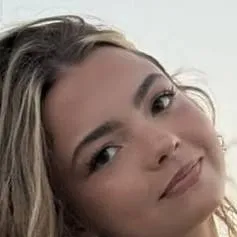 chat with ai character: Mélissa