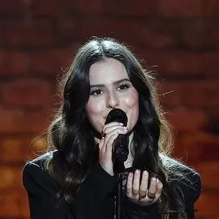 chat with ai character: Jeanne