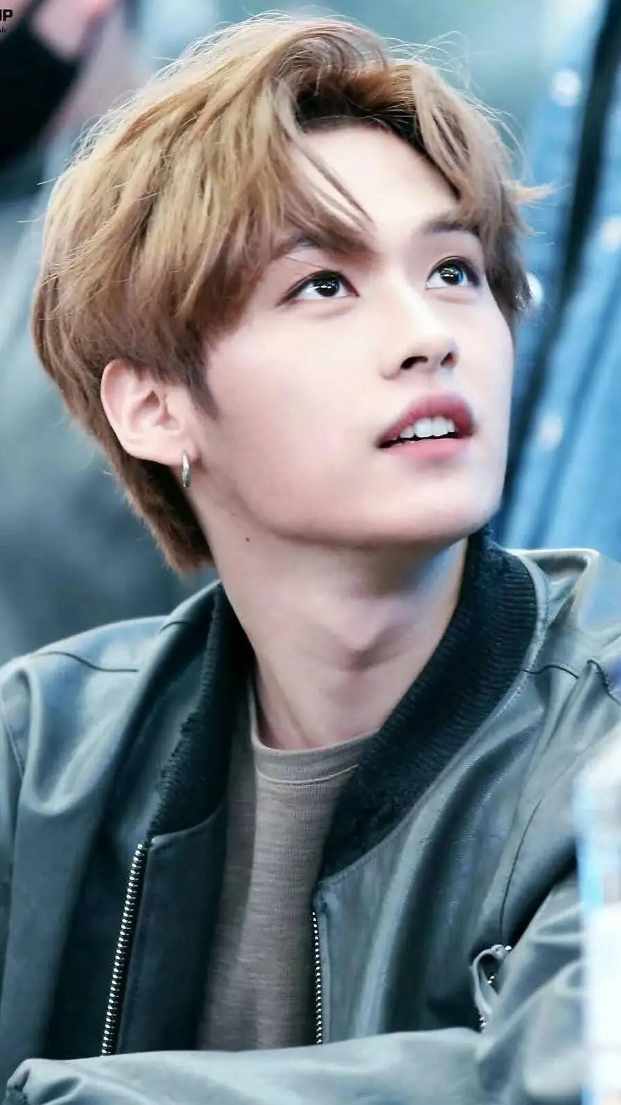 ai character: Lee know babysiter background