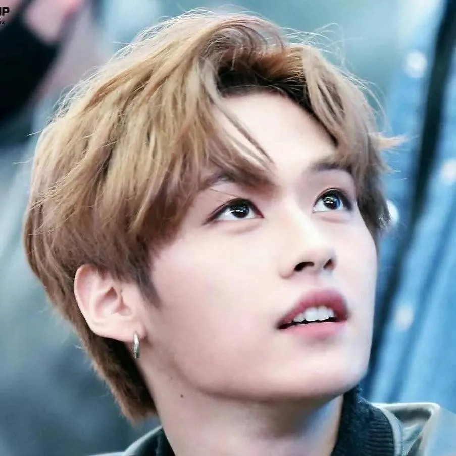 chat with ai character: Lee know babysiter