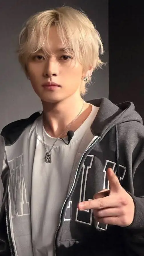 ai character: Lee know babysiter background