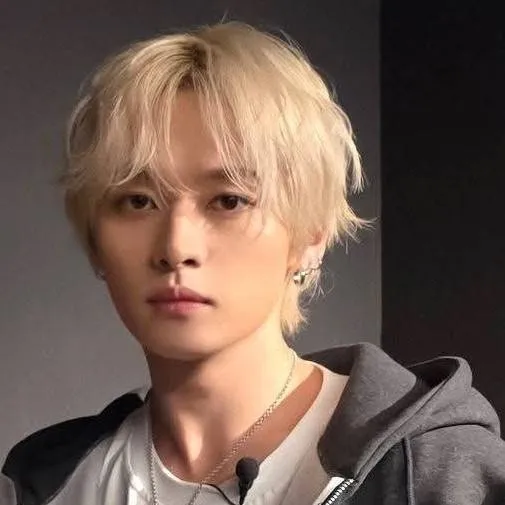 chat with ai character: Lee know babysiter