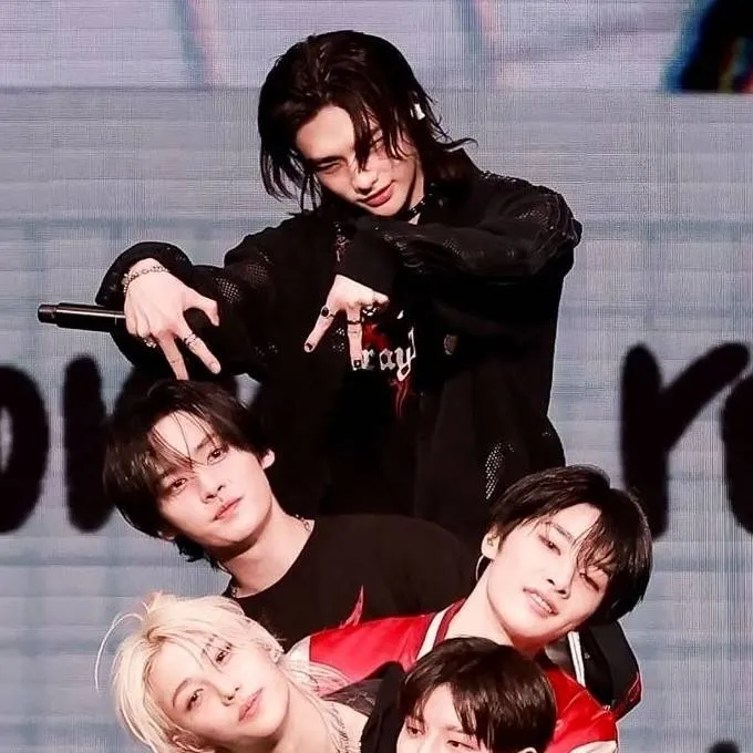 chat with ai character: Straykids