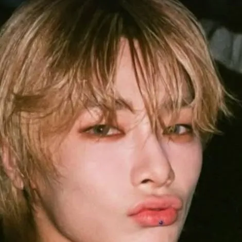 chat with ai character: Jeongin road trip!