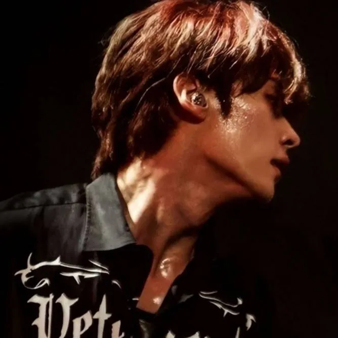 chat with ai character: lee know