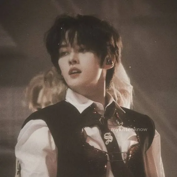 chat with ai character: lee know