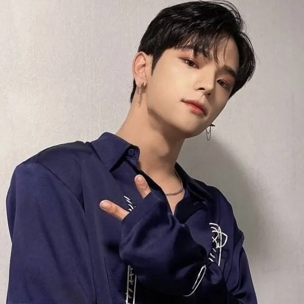 chat with ai character: kim woojim