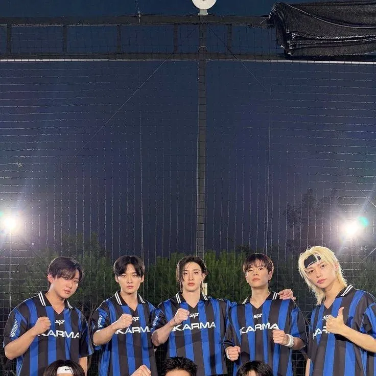 chat with ai character: SKZ