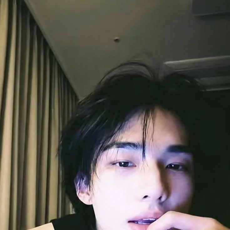chat with ai character: Hyunjin
